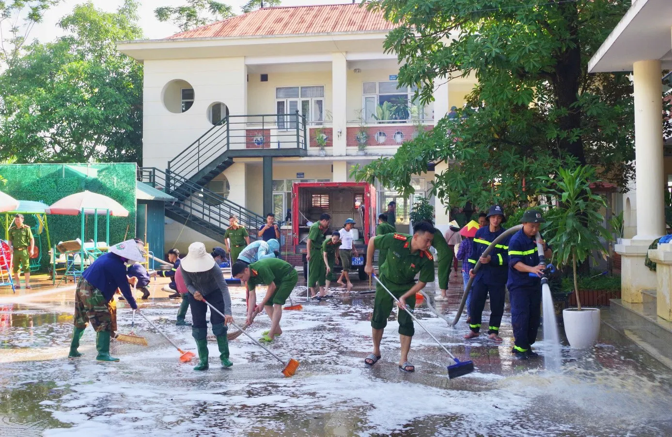 Lực lượng công an chung sức cùng nhân dân xã Xuân Mai khắc phục hậu quả mưa lũ