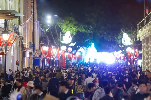 Người dân Thủ đô hân hoan chào đón năm mới Bính Ngọ