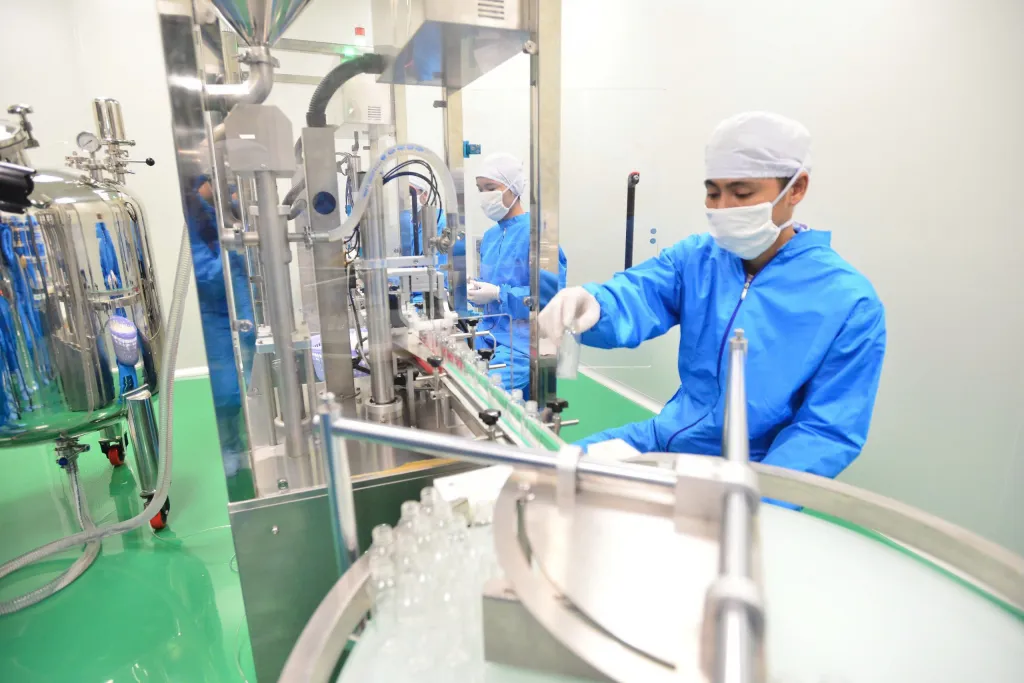 Kinh tế Việt Nam vững vàng trước “sóng cả”