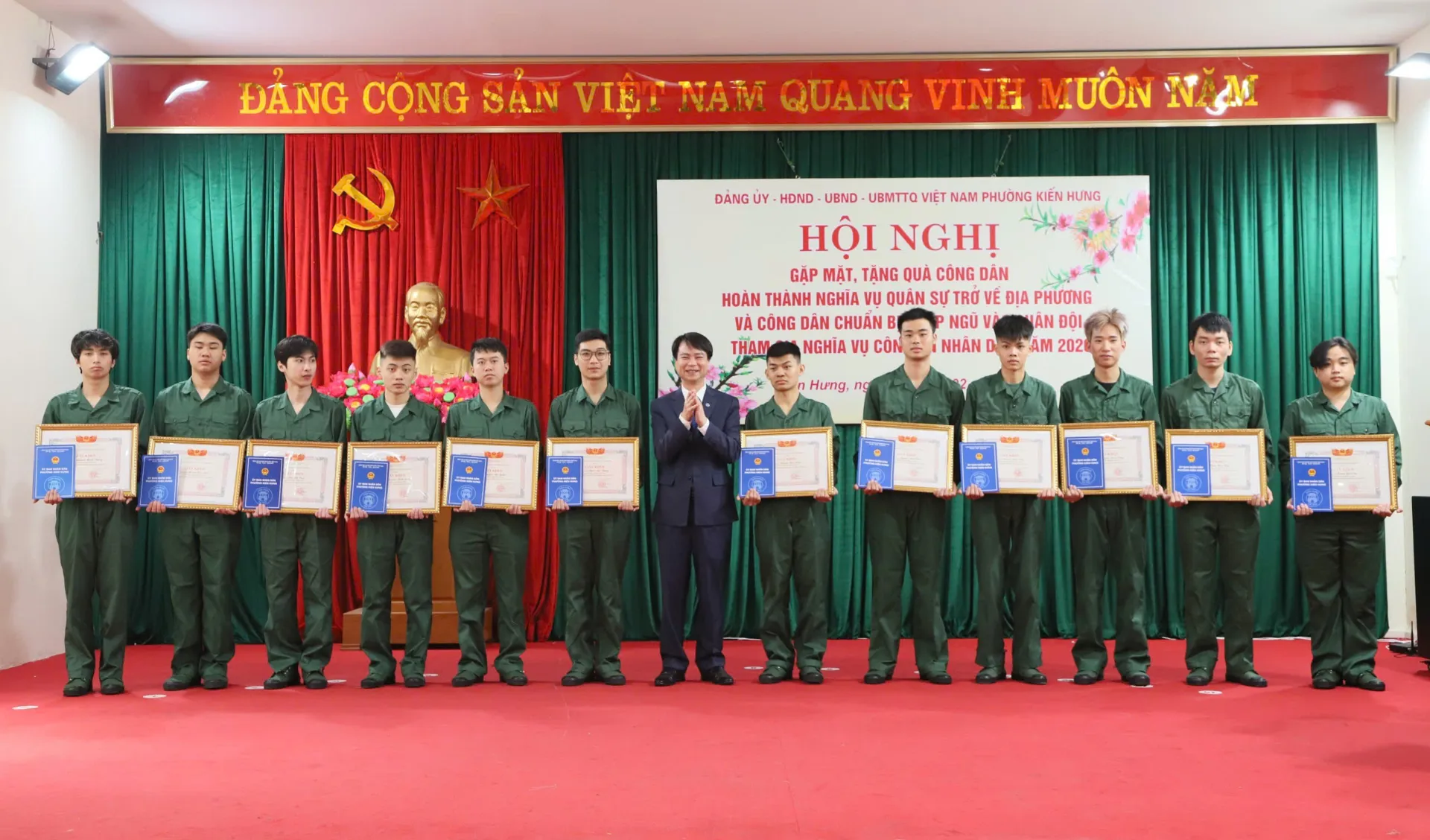 Phường Kiến Hưng gặp mặt, tặng quà động viên công dân nhập ngũ năm 2026