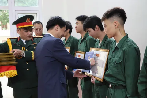 Phường Kiến Hưng gặp mặt, tặng quà động viên công dân nhập ngũ năm 2026