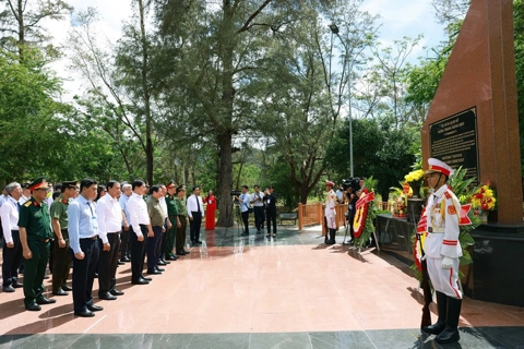 Thủ tướng tưởng nhớ, tri ân các Anh hùng liệt sĩ, người có công tại Côn Đảo
