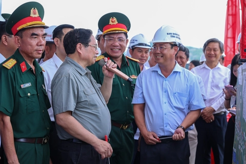 Thủ tướng kiểm tra công trường, chỉ đạo thông tuyến 2 dự án cao tốc tại đồng bằng sông Cửu Long vào 19/12/2025