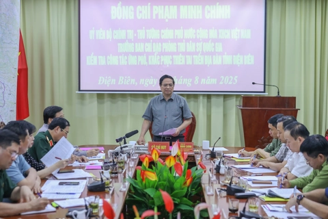 Thủ tướng Chính phủ: Làm mọi cách nhanh nhất có thể ổn định đời sống người dân vùng lũ
