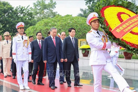 Lãnh đạo Đảng, Nhà nước vào Lăng viếng Chủ tịch Hồ Chí Minh và dâng hương tưởng niệm các Anh hùng liệt sỹ
