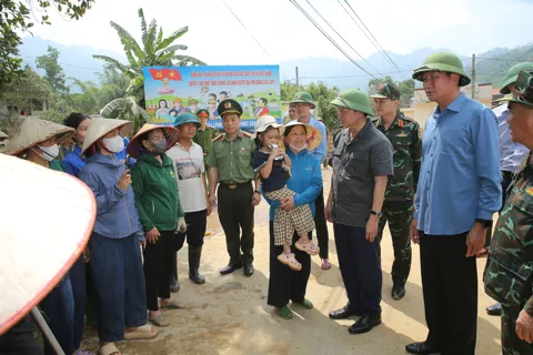 Phó Thủ tướng Trần Hồng Hà kiểm tra công tác khắc phục hậu quả bão số 10, chuẩn bị ứng phó với bão số 11 tại tỉnh Lào Cai