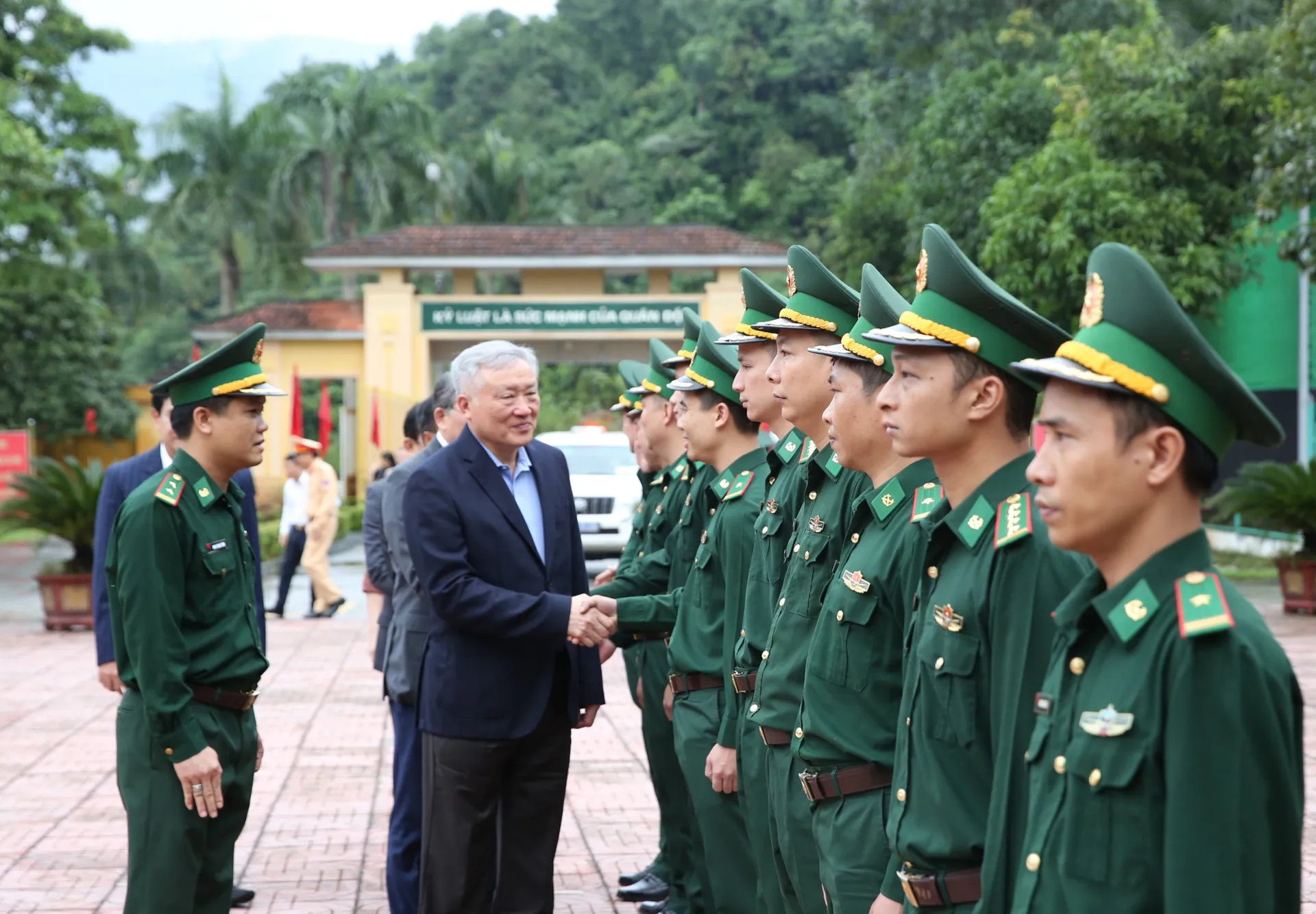 Phó Thủ tướng Thường trực Nguyễn Hòa Bình thăm Đồn biên phòng Cửa khẩu quốc tế Cầu Treo
