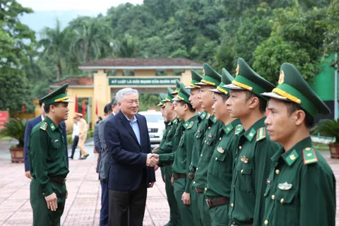 Phó Thủ tướng Thường trực Nguyễn Hòa Bình thăm Đồn biên phòng Cửa khẩu quốc tế Cầu Treo
