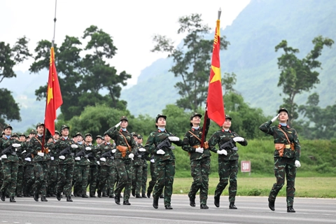 Những ''bông hồng thép'' viết tiếp bản hùng ca trên thao trường