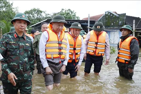 Tổng Bí thư Tô Lâm thăm, tặng quà người dân bị ảnh hưởng do mưa lũ tại Huế
