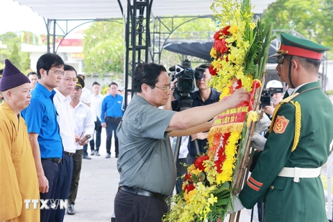 Thủ tướng tri ân các lãnh đạo tiền bối và người có công tại Quảng Trị và Huế