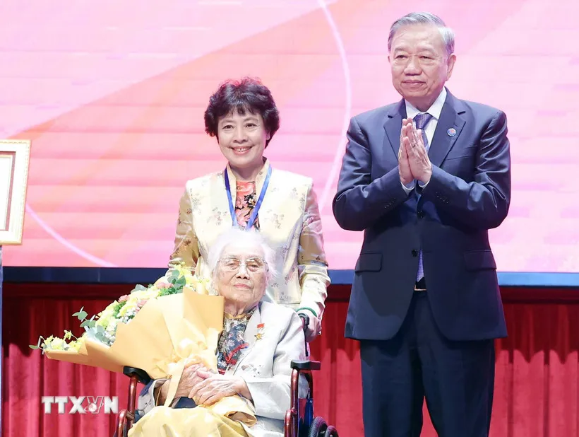 Trao danh hiệu Anh hùng lao động cho nguyên Phó Chủ tịch nước Nguyễn Thị Bình
