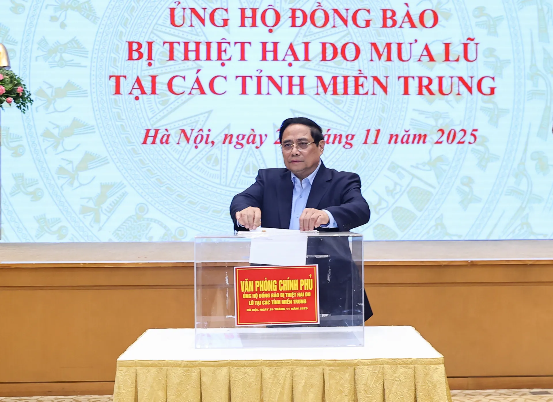 Thủ tướng Phạm Minh Chính cùng lãnh đạo Chính phủ và tập thể VPCP ủng hộ đồng bào vùng thiên tai
