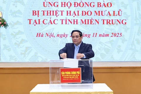 Thủ tướng Phạm Minh Chính cùng lãnh đạo Chính phủ và tập thể VPCP ủng hộ đồng bào vùng thiên tai
