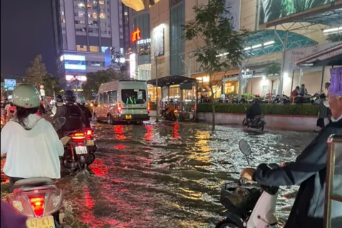 TP Hồ Chí Minh: triều cường kỷ lục kết hợp mưa lớn nhiều tuyến đường bị ngập lụt