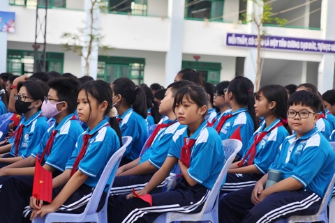 TP Hồ Chí Minh: nhiều trường học không nhận hoa dịp lễ khai giảng