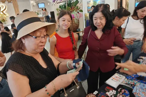 Triển lãm từ thiện “Chia sẻ yêu thương” đối với người khuyết tật và trẻ mồ côi