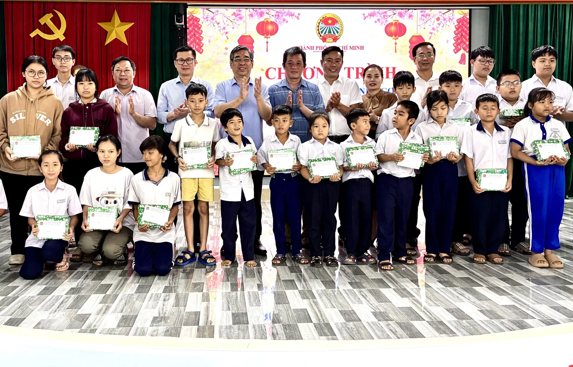 Ủy ban MTTQ Việt Nam TP Hồ Chí Minh tặng thẻ bảo hiểm y tế, quà Tết cho người dân