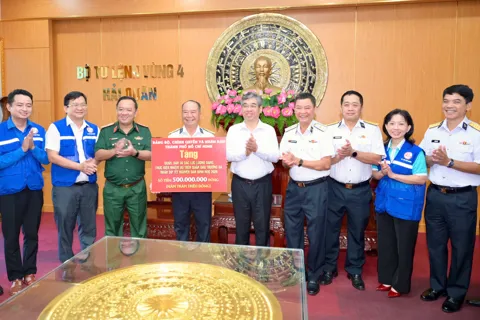 Lãnh đạo TP Hồ Chí Minh thăm, tặng quà cán bộ chiến sĩ và Nhân dân trên quần đảo Trường Sa