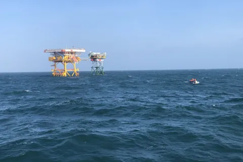 Cán bộ, chiến sĩ Nhà giàn DK1 – 10 Vùng 2 Hải quân cấp cứu ngư dân gặp nạn trên biển