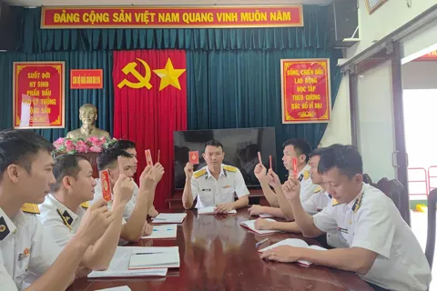 Giữa biển khơi vững tin theo Đảng
