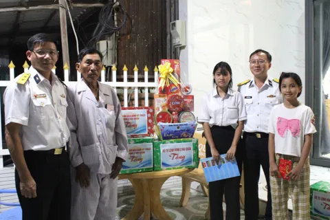 Trung tâm Bảo đảm kỹ thuật Vùng 2 Hải quân thăm và tặng quà Tết cho con của ngư dân