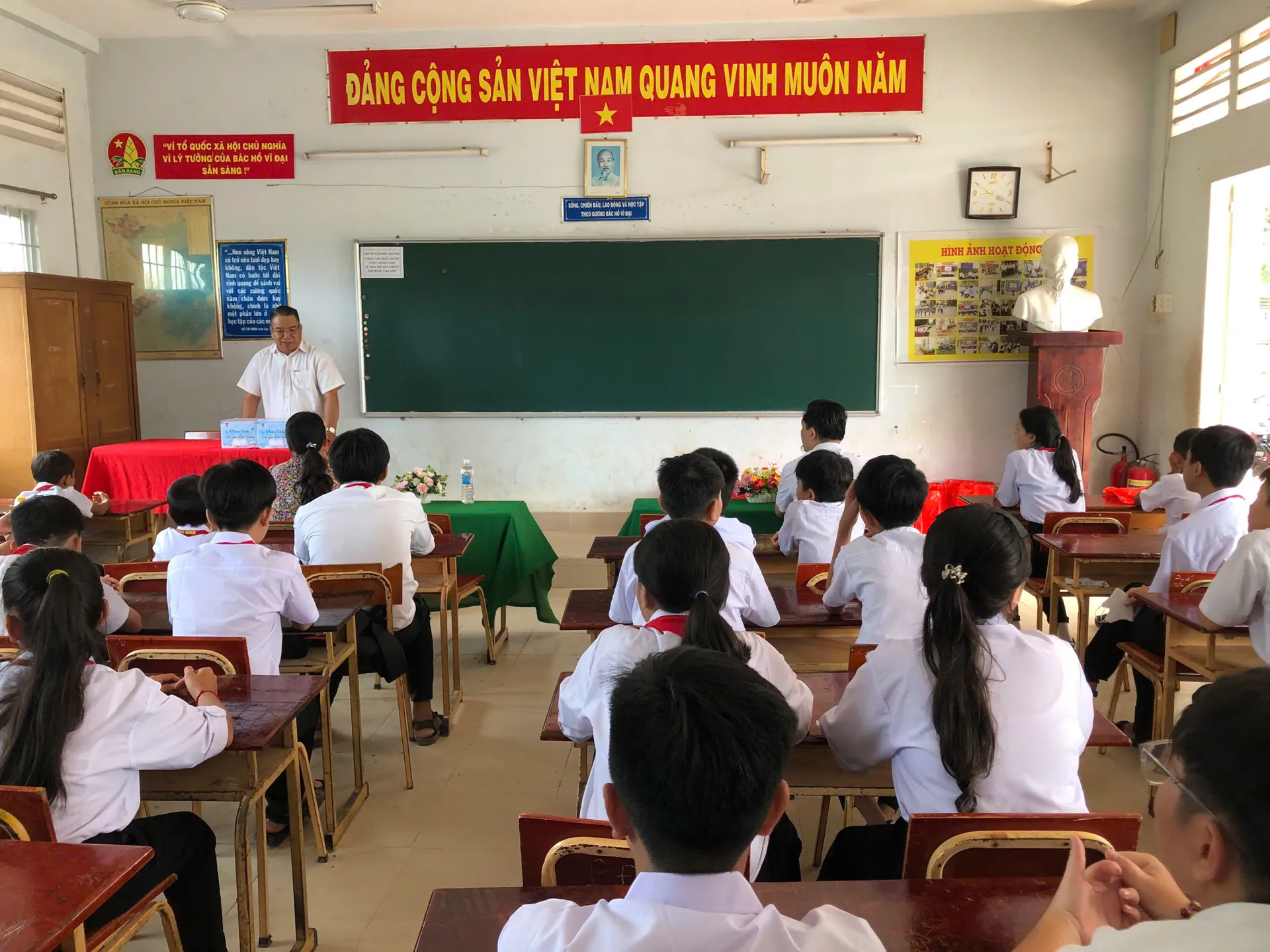 Hội Hỗ trợ gia đình liệt sĩ Việt Nam tặng quà cho học sinh tại Tây Ninh