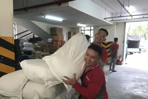 TP Hồ Chí Minh tiếp tục chuyển hàng cứu trợ đồng bào Huế, Đà Nẵng bị thiệt hại vì bão, lũ