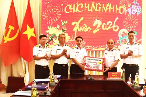 Phó Chính ủy Quân chủng Hải quân đi kiểm tra và chúc Tết cán bộ, chiến sĩ Lữ đoàn 681