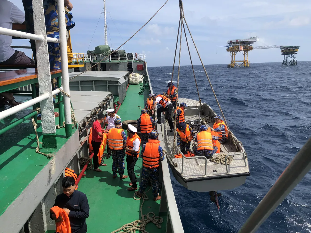 Bữa cơm giữa trùng khơi