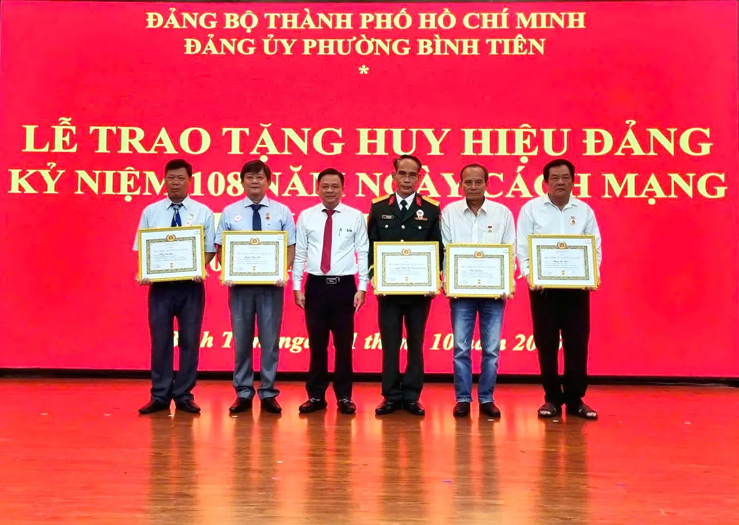 Phường Bình Tiên có 17 đảng viên vinh dự được tặng Huy hiệu Đảng