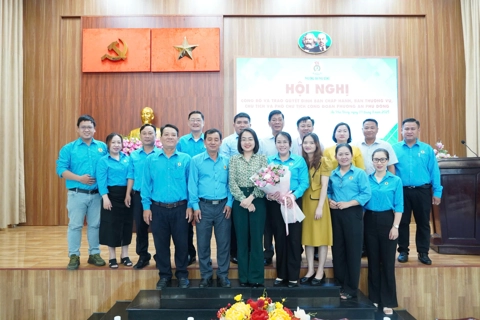 Liên đoàn Lao động TP Hồ Chí Minh tặng quà cho công đoàn viên khó khăn