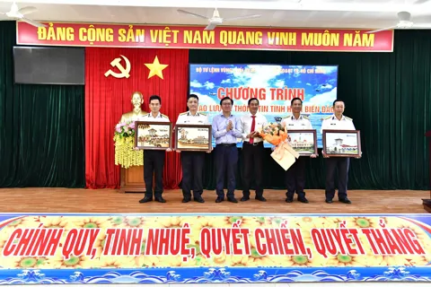 Sở Giáo dục và Đào tạo thăm cán bộ, chiến sĩ Bộ Tư lệnh Vùng 2 Hải quân