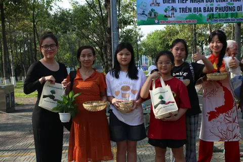 TP Hồ Chí Minh: người dân phường Dĩ An nô nức tham gia đổi rác lấy quà

