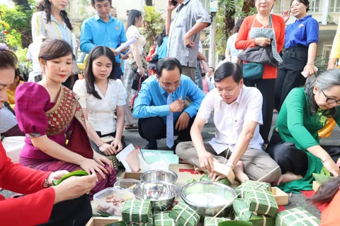 TP Hồ Chí Minh: trao quà Tết cho sinh viên Lào – Campuchia trong chương trình “Tình Xuân Bình Thạnh”