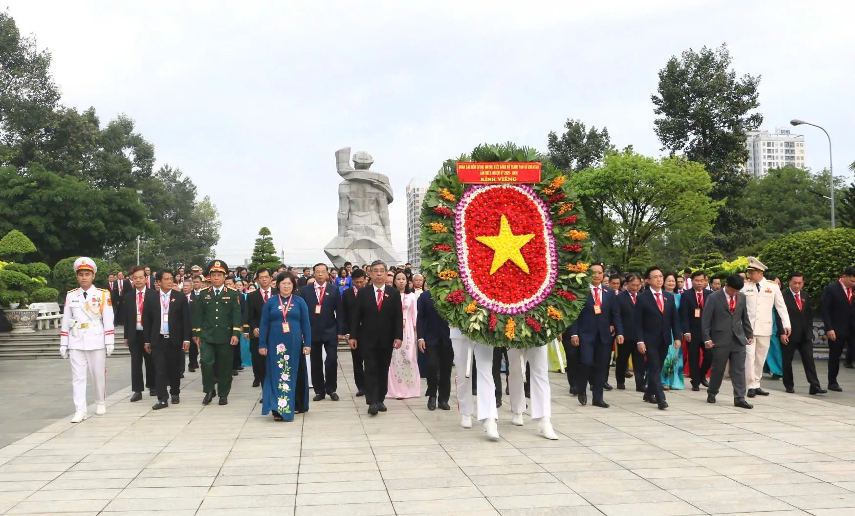 Đại biểu viếng Nghĩa trang Liệt sĩ, dâng hoa Tượng đài Chủ tịch Hồ Chí Minh
