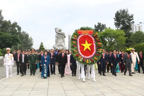 Đại biểu viếng Nghĩa trang Liệt sĩ, dâng hoa Tượng đài Chủ tịch Hồ Chí Minh