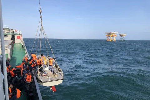 “Đu dây” lên Nhà giàn DK1 để thăm, tặng quà và chúc Tết