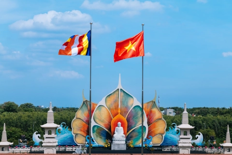 Hàng chục nghìn tăng ni, phật tử và khách thập phương chiêm bái Xá lợi Đức Phật