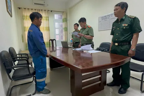 Khởi tố bị can chủ tàu cá tội "Tổ chức cho người khác xuất cảnh trái phép"