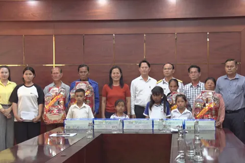 Lữ đoàn 125 cùng Tập đoàn TH, Quỹ “Vì tầm vóc Việt” tặng quà Tết con ngư dân