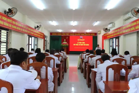 Trung đoàn 251 tổ chức trao Huy hiệu 30 năm tuổi Đảng và hội thi cán bộ giảng dạy chính trị năm 2026