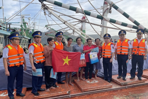 Vùng Cảnh sát biển 3 góp hàng vạn ngày công dọn rác, trồng cây xanh bờ biển