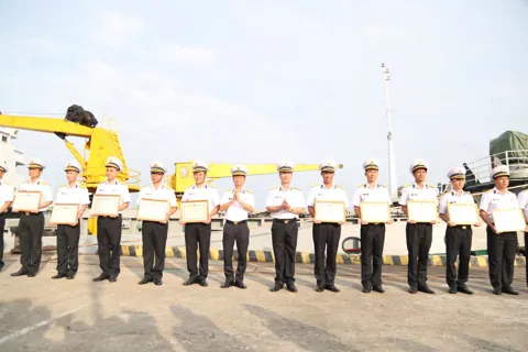 Hoàn thành xuất sắc nhiệm vụ thăm, tặng quà Tết cán bộ, chiến sĩ Nhà giàn DK1, tàu trực, đặc khu Côn Đảo