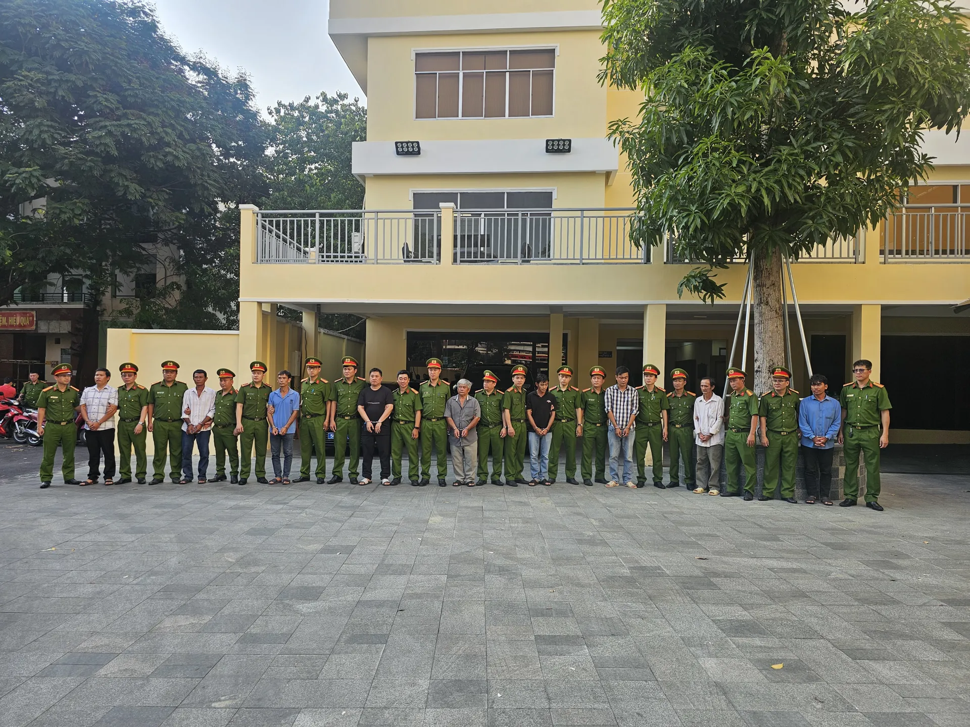 TP Hồ Chí Minh thông tin vụ triệt phá đường dây buôn lậu xăng dầu, tạm giữ 53 bị can