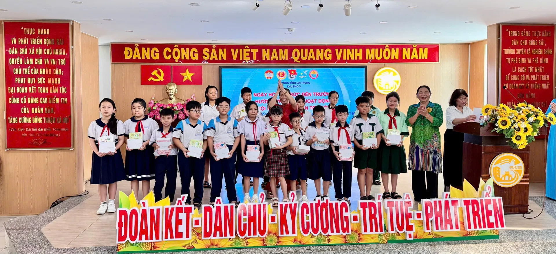 “Ngày hội non sông - Dân tộc kết đoàn”, đợt 1 tặng hơn 6.000 suất quà, học bổng
