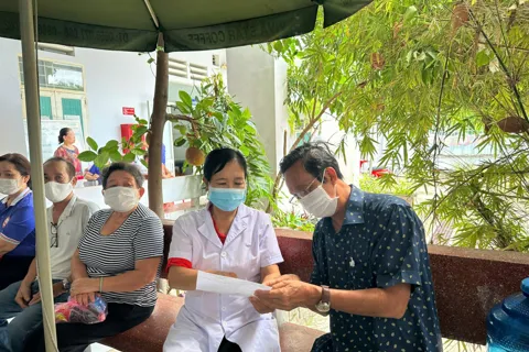 Hỗ trợ người lao động cao tuổi có giấy phép hành nghề làm việc tại trạm, điểm y tế