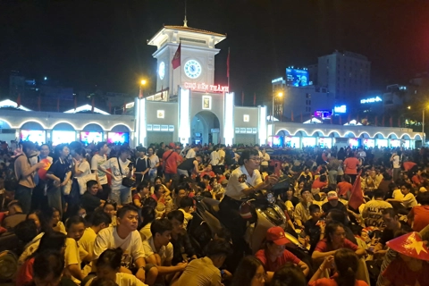 TP Hồ Chí Minh: Người dân thức trắng đêm, ngồi chật cứng chờ xem lễ diễu binh, diễu hành
