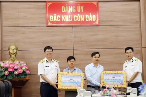 Đoàn công tác Bộ Tư lệnh Vùng 2 Hải quân dâng hương, thăm và chúc Tết đặc khu Côn Đảo