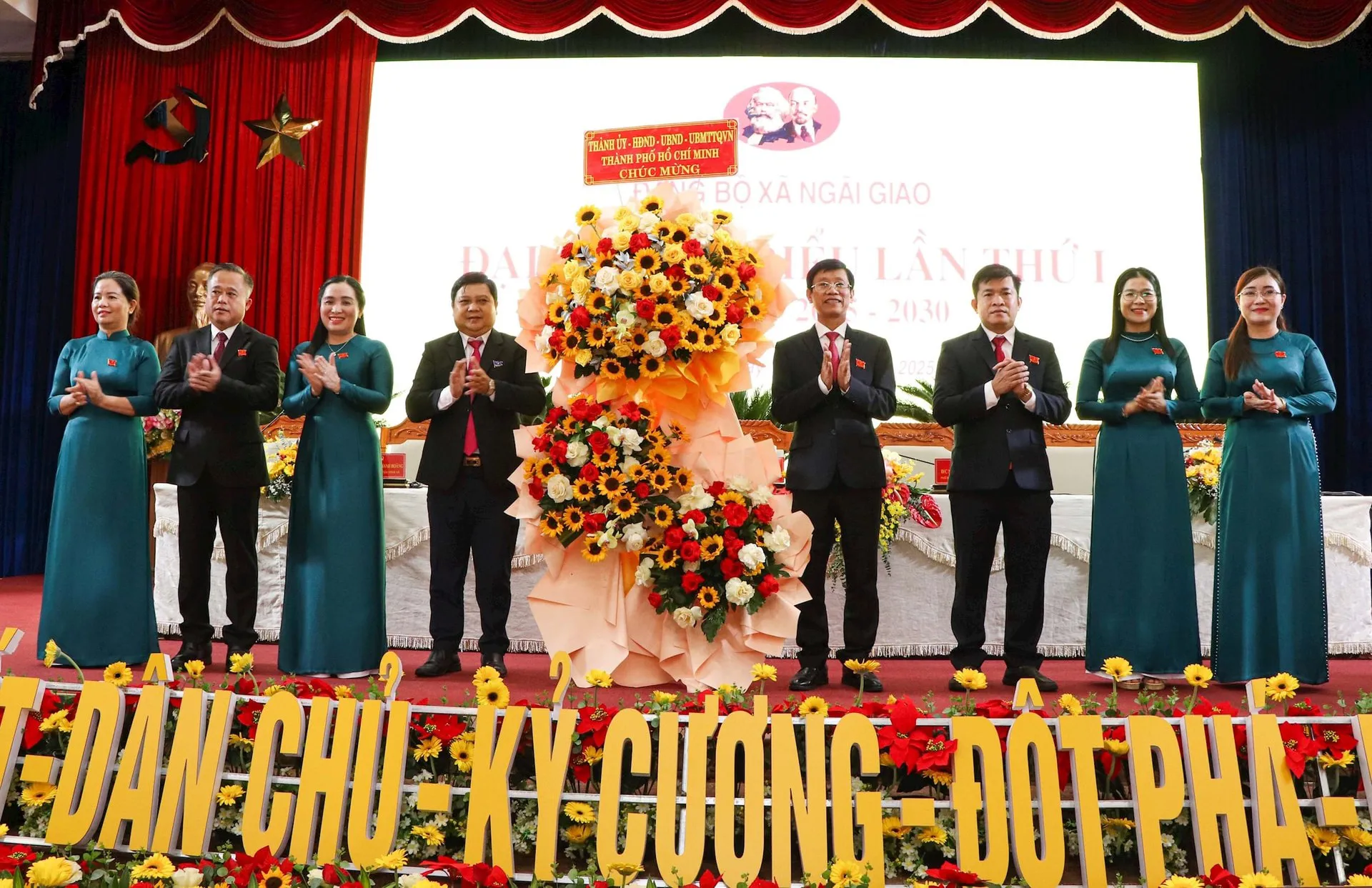 Phát triển nông nghiệp sinh thái bền vững, hỗ trợ kinh tế tư nhân và tập thể